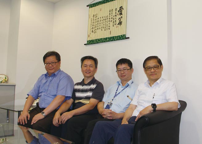 國衛院感疫所所長廖經倫（右起）領導的優秀團隊：感疫所副所長陳信偉、執行長劉士任及國家蚊媒中心副執行祕書陳俊宏等，齊心協力推升台灣疫苗研製能量。圖／李淑慧