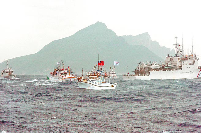 馬政府對日採強硬姿態，2012年曾派出海巡艦艇支持前往釣魚台示威的蘇澳漁船，與日本海岸保安廳船艦對峙。（資料照）