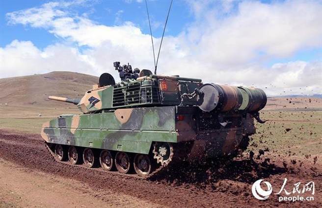 西藏军区在海拔4700多公尺的山区进行实兵实弹演习，图为15式轻量主战坦克。（人民网）