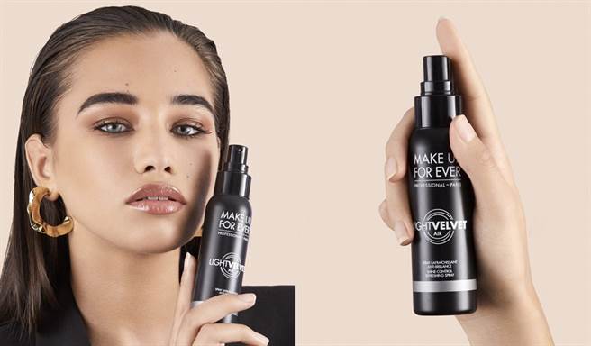 「黑特雾」可快速吸附多余油脂，打造清爽轻盈雾感妆效，一瓶携带轻喷定妆方便又快速，添加芦荟叶汁成分保湿不乾肌。（图／品牌提供）