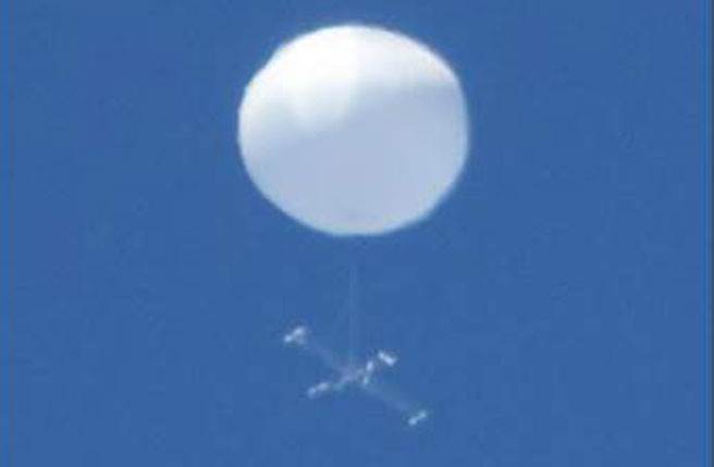 日本宮城縣上空出現不明身份的白色球體，下方似乎還吊掛著十字型儀器。(圖/河北新報)