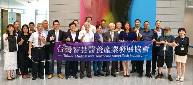 協會顧問林奏延（前排右五起）、理事長左典修、顧問莊銀清與會員共同合影。圖／台灣智慧醫養產業發展協會提供