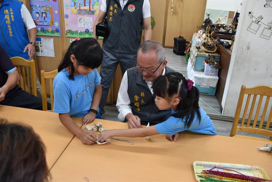 徐耀昌與成功國小學童一起手作海廢首飾。〔謝明俊攝〕