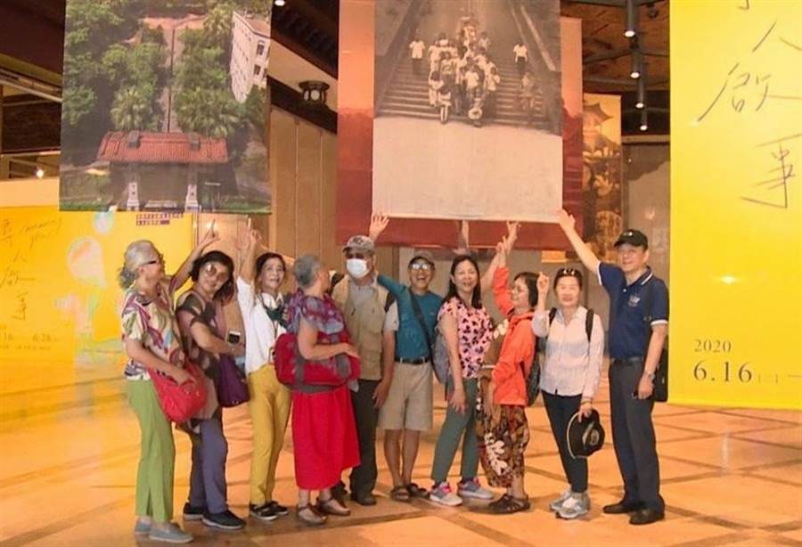 基隆市文化局舉辦中正公園老照片特展，有45年不見的老同學重新聚首。（民眾提供／許家寧基隆傳真）