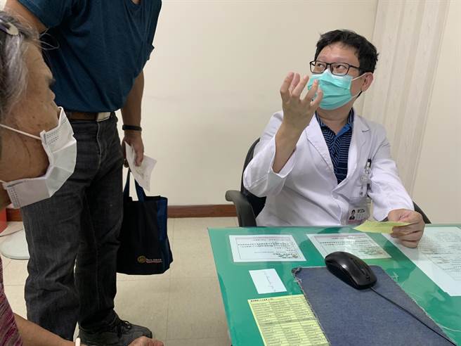 神經內科醫師林嶸洲提醒，民眾有發現臉歪嘴斜、半身發麻症狀，就建議要盡速就醫，把握黃金治療期，來避免後遺症產生。（吳建輝攝）