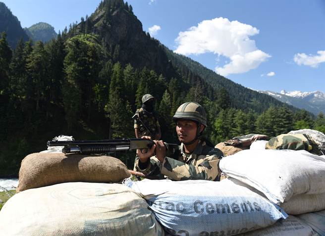 印度边界安全部队（Border Security Force）2020年6月17日在通往拉达克（Ladakh）的公路哨站防守。（达志图库/TGP）