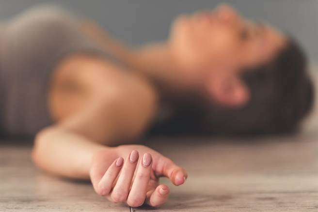 一名痴情女大生，竟听信怪力乱神之语，为救大她16岁男友性命，用药迷奸闺蜜，还帮男友戴套并在旁摄影。（示意图，达志影像/shutterstock提供）