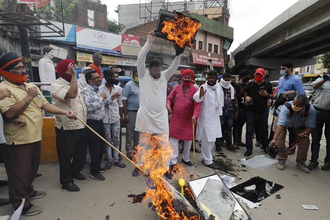 印度掀起一股抵制陆货风潮，华为的5G通信设备首先中枪，其他如大陆平价手机OPPO也已取消5G新机首发直播，其他各种商品也都会受到影响。图为印度民眾焚烧陆货抗议边界衝突造成印方军人重大伤亡。（图／美联社）