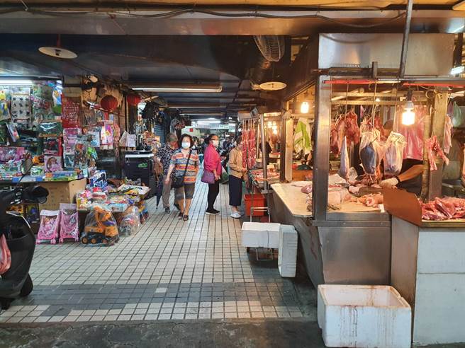 市场内环境设备老旧、钢筋外岔及天花板漏水情况等，多次修缮皆未改善。(照片/游定刚 拍摄)