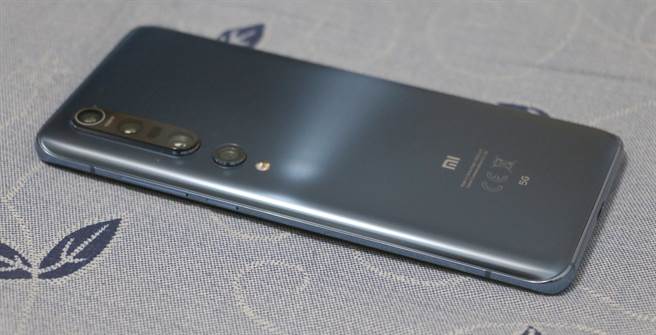 小米10 Pro机身照(按键都置放在右侧)。(黄慧雯摄)