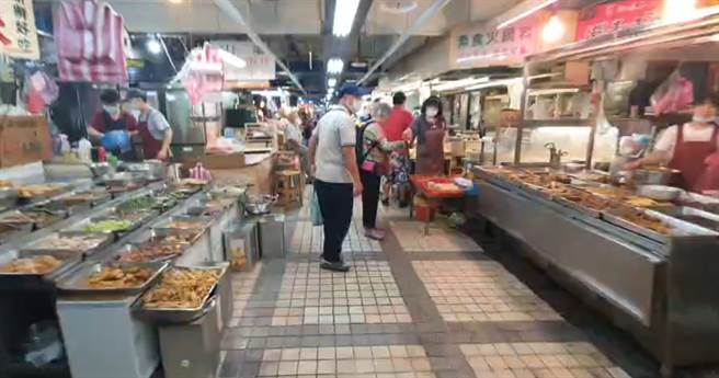 民眾抱怨北投市场内环境脏乱不堪。(照片/游定刚 拍摄)