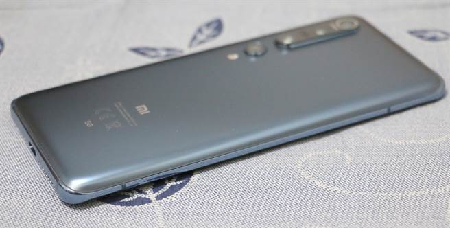 小米10 Pro机身照(左侧没有按键)。(黄慧雯摄)