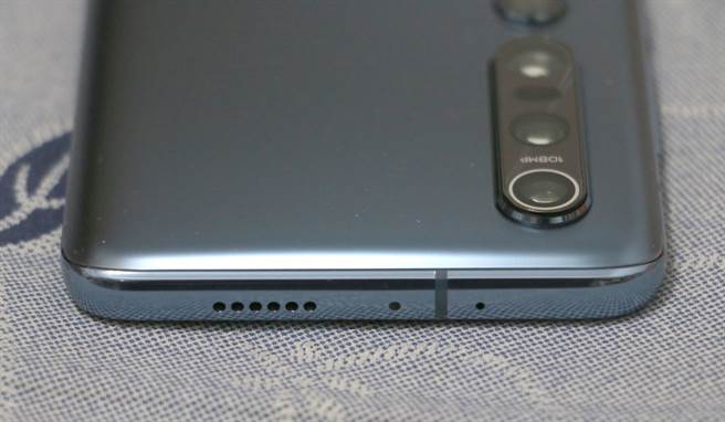 小米10 Pro机身顶端。(黄慧雯摄)