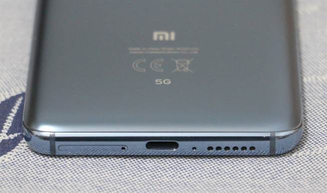 小米10 Pro机身底部。(黄慧雯摄)
