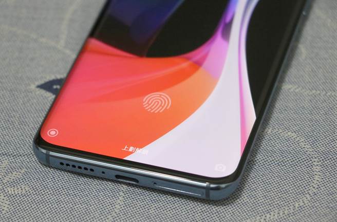 小米10 Pro支援NFC，也支援萤幕指纹解锁。(黄慧雯摄)