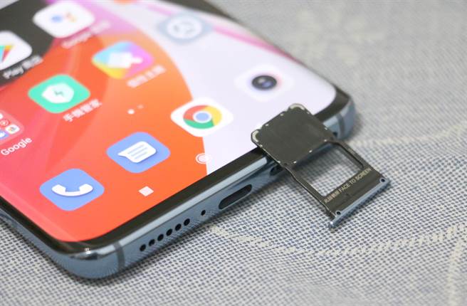小米10 Pro SIM卡卡槽。(黄慧雯摄)