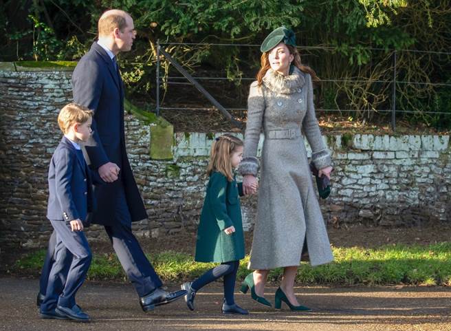肢體動作專家分析，英國凱特王妃為孩子們挑選衣服時，會特別搭配相近色系，以凸顯一家人的感覺。（資料照／TPG、達志影像）