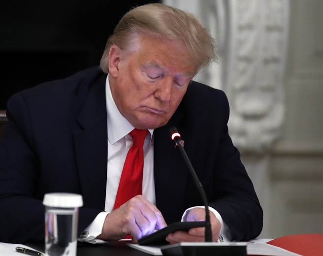 共和党鹰派波顿爆猛料发难，民主党籍眾议院议长裴洛西趁机猛补刀，今年将争取连任的美国总统川普被叮得满头包。（美联社）