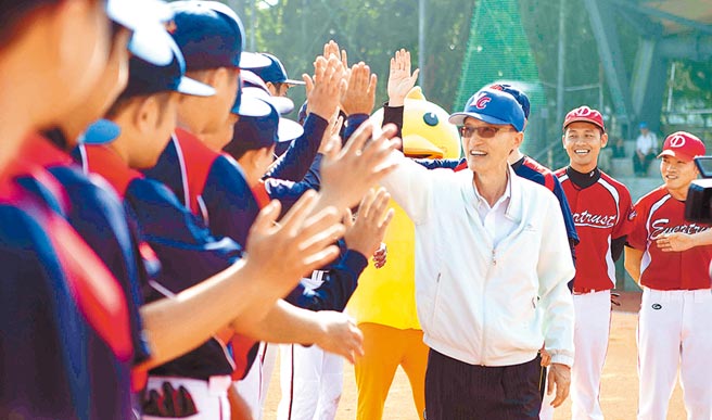 永庆房产集团董事长孙庆余宣布逆势加薪平均3％，感谢总部行政人员支援。（永庆房产集团提供）