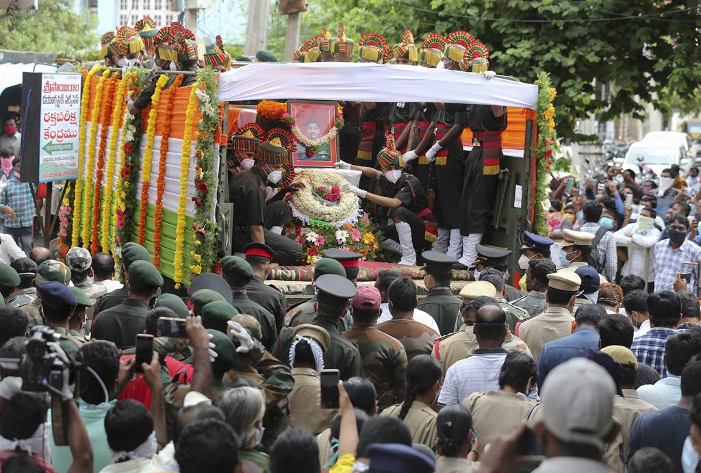 印度上校指挥官巴布（Santosh Babu）在6月15日的中印边境冲突中丧生，大批印度民众18日在他位于南部苏里亚佩特镇（Suryapet）的家乡，参加了他的丧礼。（美联社）(photo:ChinaTimes)