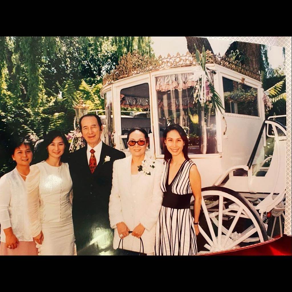何鴻燊一家於澳洲參加婚禮。（摘自IG）