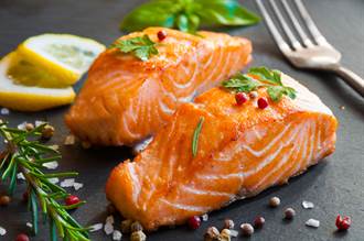 鮭魚為何不是新冠感染源？醫解密：少了特殊「天菜」