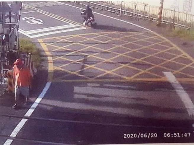 76岁老翁今天清晨闯入彰化泰和平交道，坐在轨道上等着区间车到来，监视器录下他的最后身影。（民眾提供／谢琼云彰化传真）