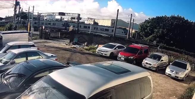 20日由新竹开住嘉义的2103次区间车，07：07行经彰化大肚溪南号志站至彰化站之间的泰和路平交道时，在东正线撞上一名侵入路线的路人，造成路人当场死亡。（民眾提供／谢琼云彰化传真）