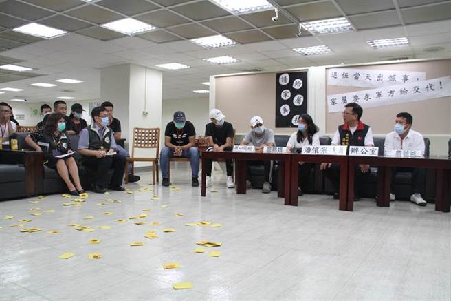 北市議員潘懷宗接獲陳情，今天率詹男的親友及軍中同袍共20多人到北市議會舉行記者會。（譚宇哲攝）