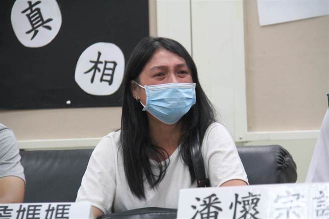 詹男媽媽在記者會中神情哀戚、頻頻拭淚。（譚宇哲攝）