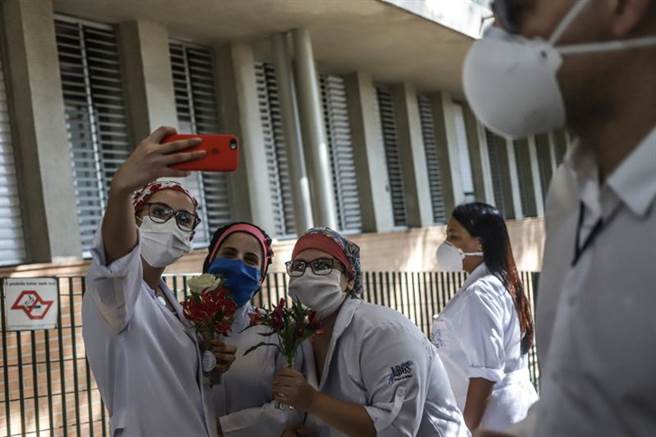 愛心人士在巴西聖保羅發起「鮮花給英雄」活動，呼籲社會捐款購買鮮花，獻給身處抗擊新冠疫情最前線的醫務工作者，以表達對他們的謝意。（新華社照片）