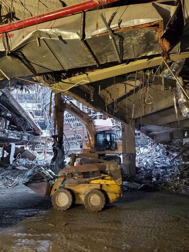 现场疑似8楼楼板坍塌，约100平方公尺的石块坠落到1楼，砸到1楼的一辆小山猫及小货车，消防人员到场开挖搜救。（民眾提供／林郁平台北传真）