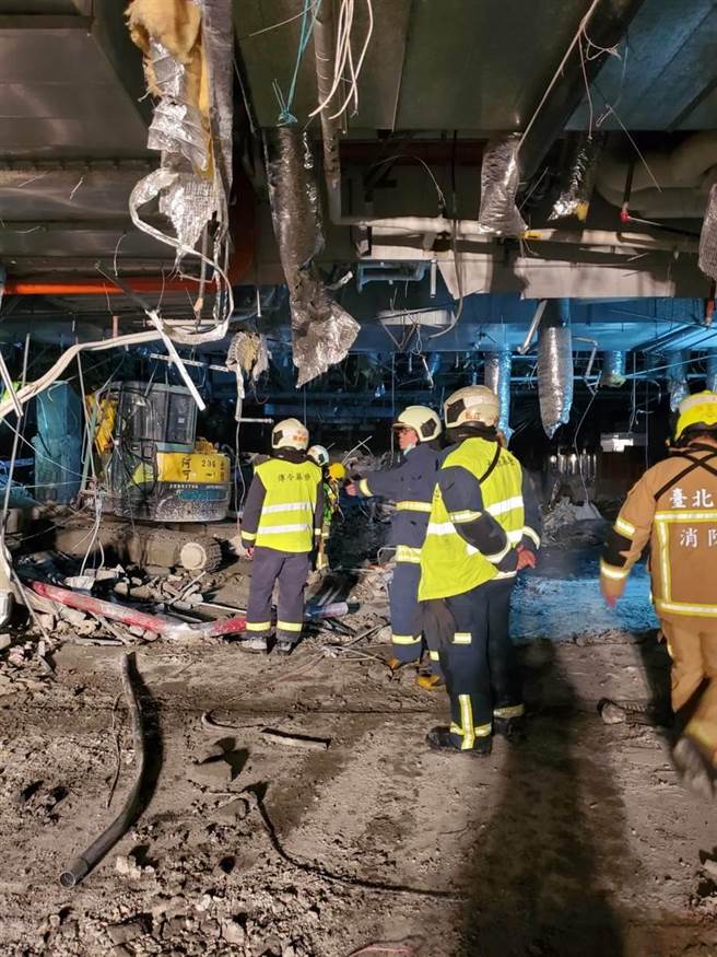 现场疑似8楼楼板坍塌，约100平方公尺的石块坠落到1楼，砸到1楼的一辆小山猫及小货车，消防人员到场开挖搜救。（民眾提供／林郁平台北传真）