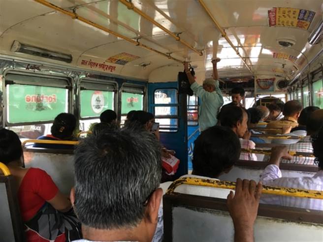 女子公车上惨遭轮暴  所有乘客竟冷眼旁观(图为印度公车与本文无关/达志影像)