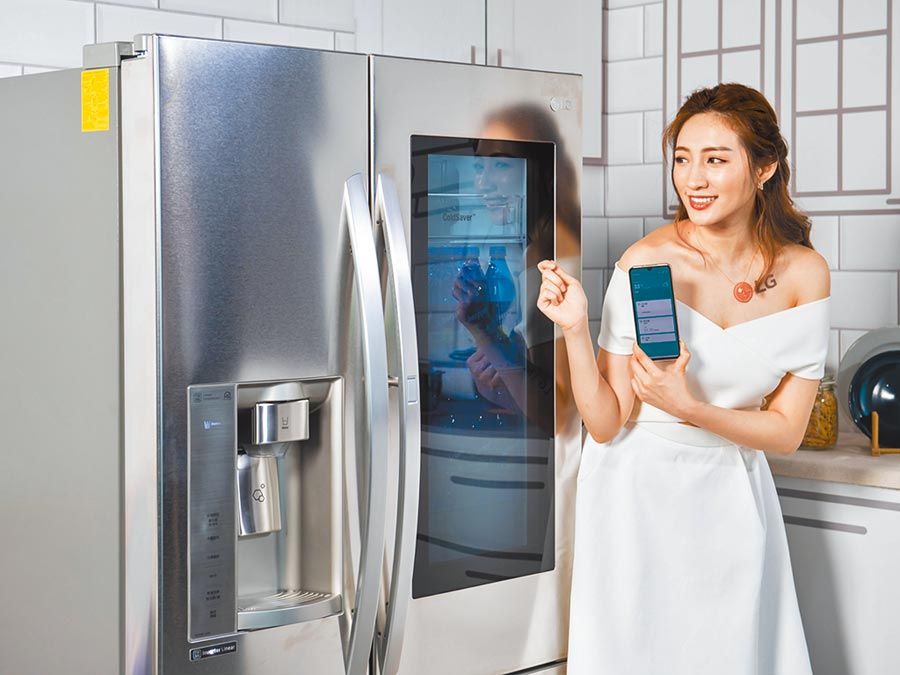 「LG ThinQ HOME智慧家庭體驗展」中可體驗利用LG ThinQ APP，智慧遙控LG InstaView敲敲看門中門冰箱，精準管理冰箱溫度，有效控管冰箱食材。（LG提供）