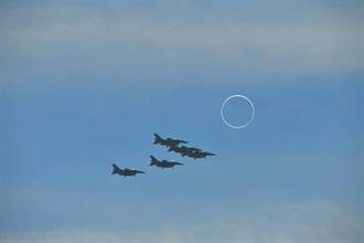 攝影達人拍下F-16戰機劃過天際 迎向「上帝的金戒指」
