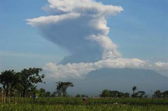 印尼莫拉皮火山爆發 火山灰上衝6公里