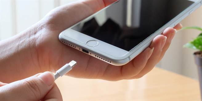 手机快没电怎么办？达人揭最耗电5地雷快关！(示意图/达志影像)