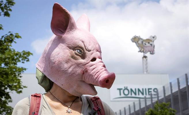 德國肉品加工業者托尼斯（Toennies）驚傳上千名員工集體感染新冠肺炎，當局已經緊急要求公司6,500名員工及家人全數進行隔離。（圖／美聯社）