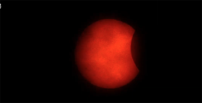 下午3時06分漸漸出現「初虧」，太陽的右側將逐漸被月面遮掩。(圖擷自氣象局直播畫面)
