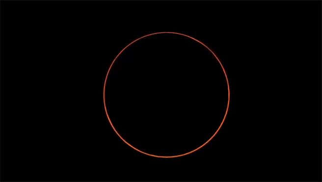 下午4時13分07秒「食甚」，此時環食帶中心線附近地區可見太陽呈現出金戒指的環狀景象。(圖擷自氣象局直播畫面)

