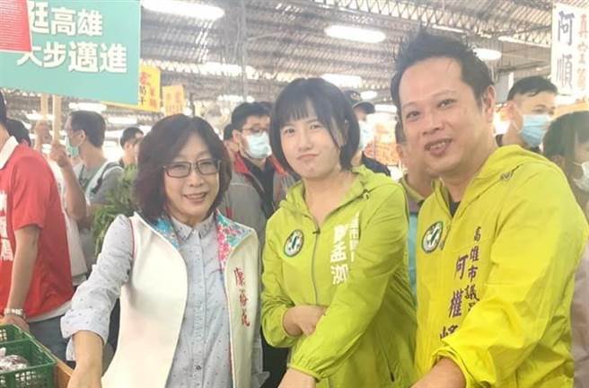 民进党市议员康裕成（左）、郑孟洳(中)、何权峰(右)。（图/摘自康裕成脸书）
