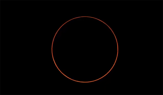 下午4時13分06秒「環食始」，月面全部移入日面中，因此時所見的月面直徑比日面小約2.1%，形成了日面周邊無法被遮掩的環食現象。(圖擷自氣象局直播畫面)