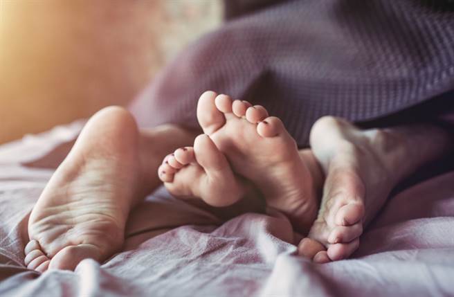 渣男带「乾妹妹」回家睡，女友垃圾桶发现用过的保险套崩溃心碎。（示意图／Shutterstock）