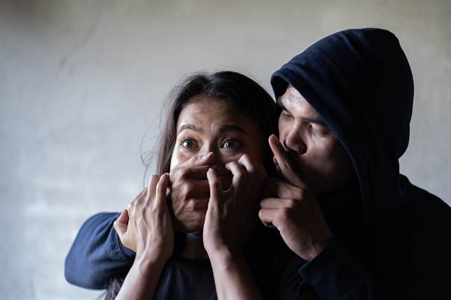 和爱妻约吃宵夜等呒人 尪一看监视器心碎泪崩(示意图／达志影像)