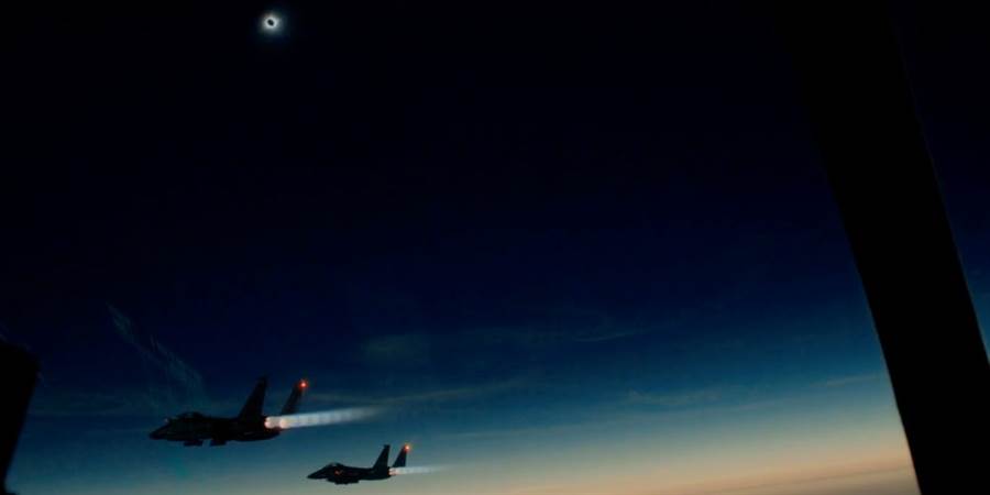 追逐日全食的F-15，注意天空的黑色太陽。(圖/美國空軍)