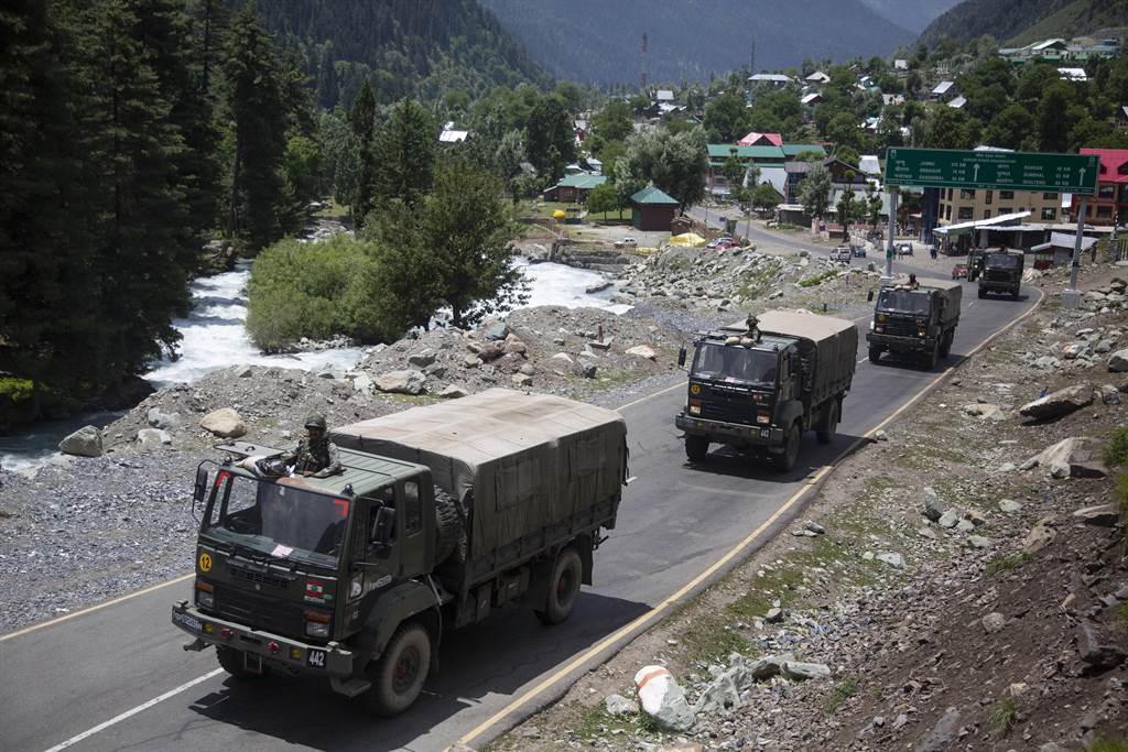 印度動用美製俄製裝備，加緊往拉達克山區運送大量重武器與部隊。（圖／美聯社）