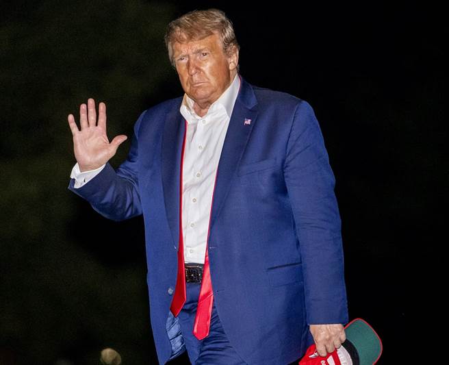 川普在杜尔沙的造势活动人数不如预期、太难看，外媒报导他返回华府后大发雷霆。图为川普21日在白宫的画面。（图／美联社）