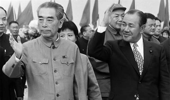 1972年9月25日，日本首相田中角荣(前右)率领庞大代表团抵达北京首都机场，大陆总理周恩来(前左)前往迎接。当时田中角荣见到周恩来时有些紧张，略显拘谨地对周恩来说：「我叫田中角荣，今年54岁，当了日本首相，请多关照……」。（图／新浪网）