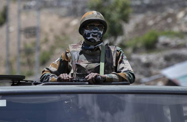 胡锡进警告印度，如果印度军队连「打架」都打不过大陆军人的话，枪支和其他军械更帮不了他们的忙。因为中国大陆的军事力量要比印度的先进、强大得多。图为印度拉达克驻军。（图／美联社）